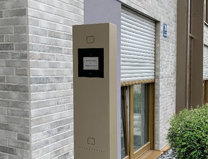 Türstation in Stele