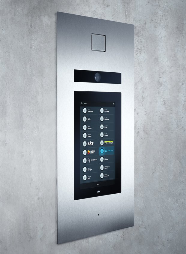COMFORT 10,1 Zoll im Edelstahl-Einbaugehäuse auf einer Betonwand installiert 