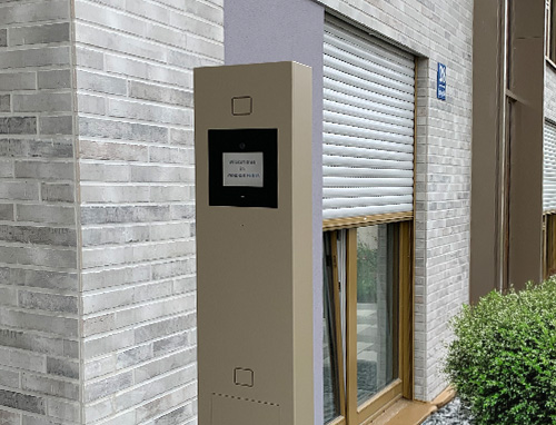Stele an einer Türstation
