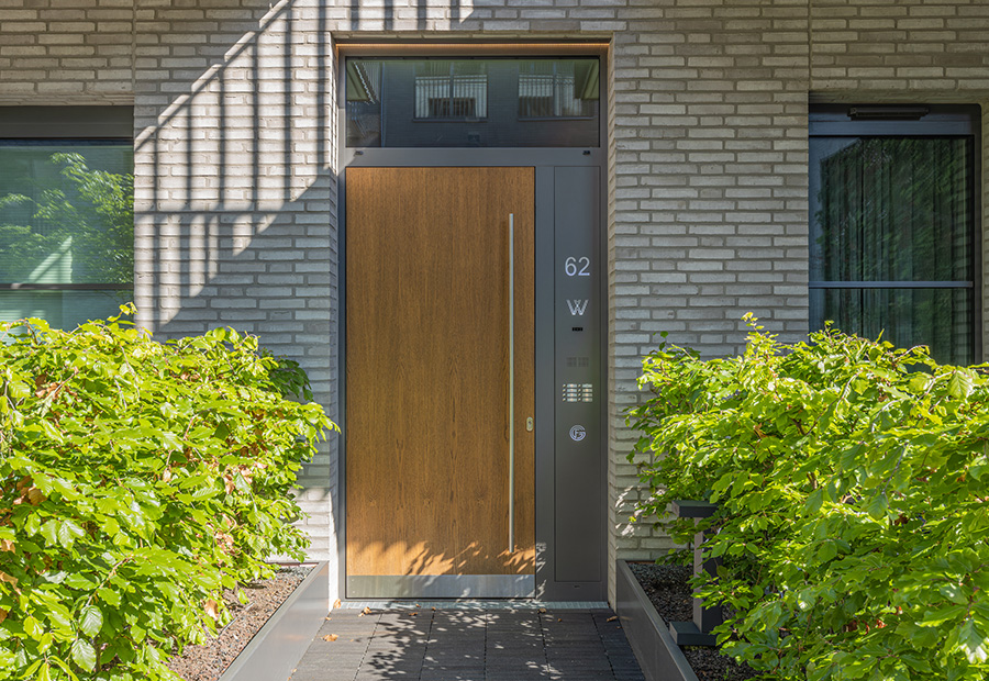 Eingangstür Waterlofts, Klingelstation im Türrahmen verbaut