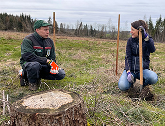 Aufforstungsaktion Claudia und Förster 